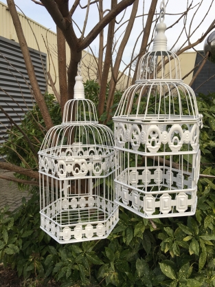 Set mooie 6 kantige wit metalen vogelkooitjes, heel fraai in ontwerp!!
